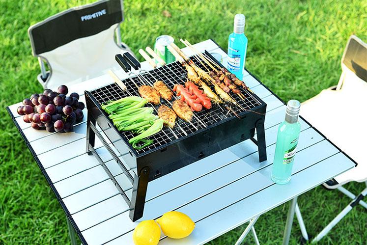 Leichter, faltbarer Holzkohlegrill für einfaches Packen & Transportieren beim Camping & Outdoor-BBQ. Stahl.