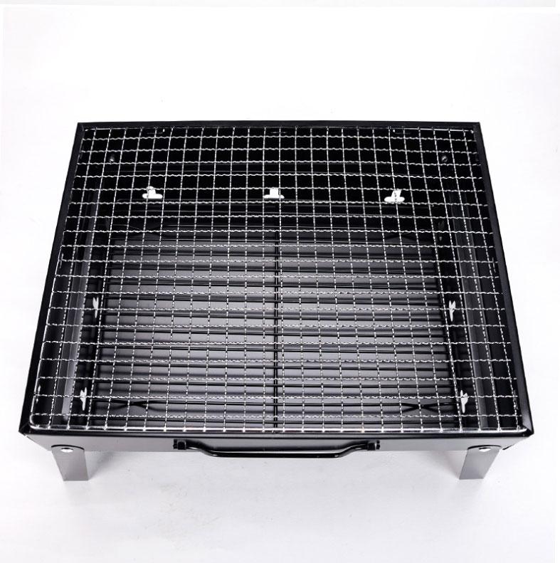 Robuster Holzkohlegrill für Camping. Der tragbare Stahl-BBQ-Grill ist perfekt für Mahlzeiten im Freien.