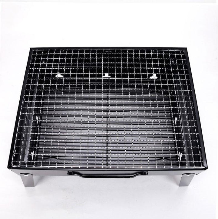 Robuster Holzkohlegrill für Camping. Der tragbare Stahl-BBQ-Grill ist perfekt für Mahlzeiten im Freien.