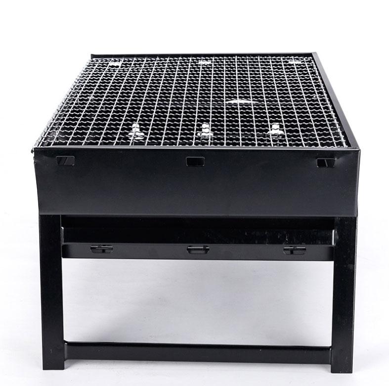 Tragbarer Holzkohlegrill für unvergessliche Picknicks am Strand oder im Park. Kompakter Outdoor-BBQ-Grill.