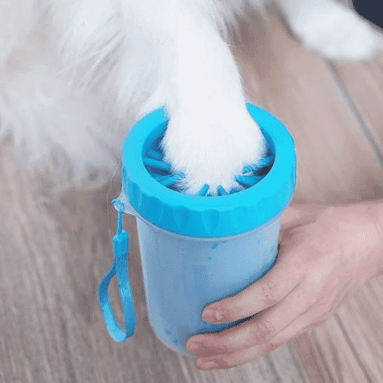 Handlicher Pfotenreiniger für Hunde, schnell und einfach zu bedienen. Für saubere Pfoten in Sekunden nach dem Gassi gehen.