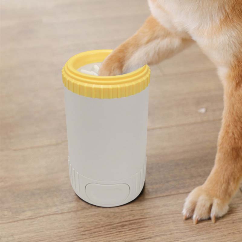 Effektiver Pfotenreiniger für Hunde, entfernt Schmutz und Matsch nach dem Spaziergang.