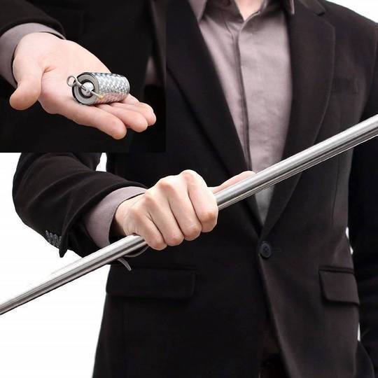 Tragbarer Metallstab für Selbstverteidigung, kompakt zusammenfaltbar. Ideal für Kampfsport, Outdoor & Sicherheit.
