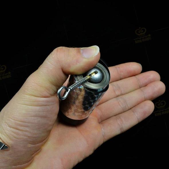 Ausziehbarer Kampfkunst Metallstab für Selbstschutz. Robuste Konstruktion, einfach zu handhaben für Sicherheit unterwegs.