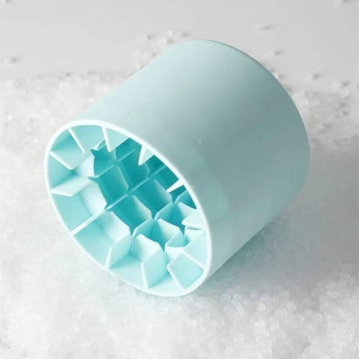 Kleiner, kompakter Silikon Eiswürfelbereiter, passt in jede Tasche und jeden Gefrierschrank.