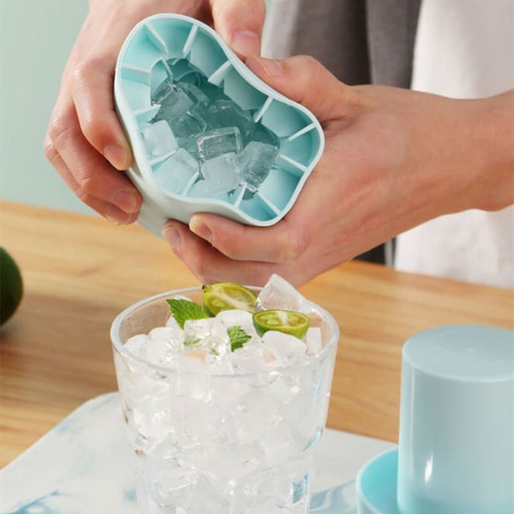Kompakter Reisebegleiter: Silikon Frostcup Eiswürfelbereiter für kühle Getränke beim Camping.