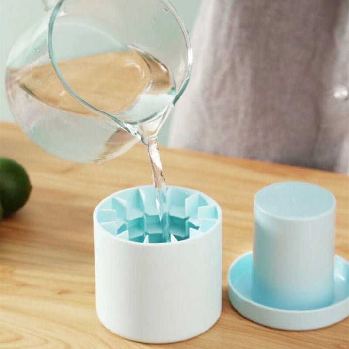 Platzsparender Silikon Eiswürfelbereiter, praktisch für kleine Küchen & unterwegs.