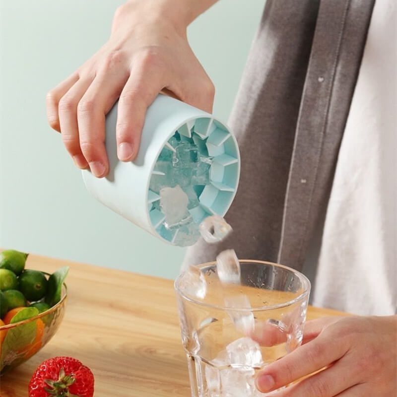 Silikon Frostcup gefüllt mit frischen Eiswürfeln, bereit für kühle Sommergetränke.