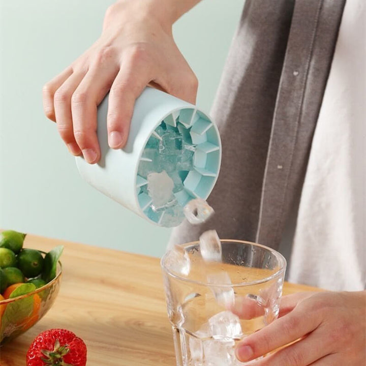 Silikon Frostcup gefüllt mit frischen Eiswürfeln, bereit für kühle Sommergetränke.