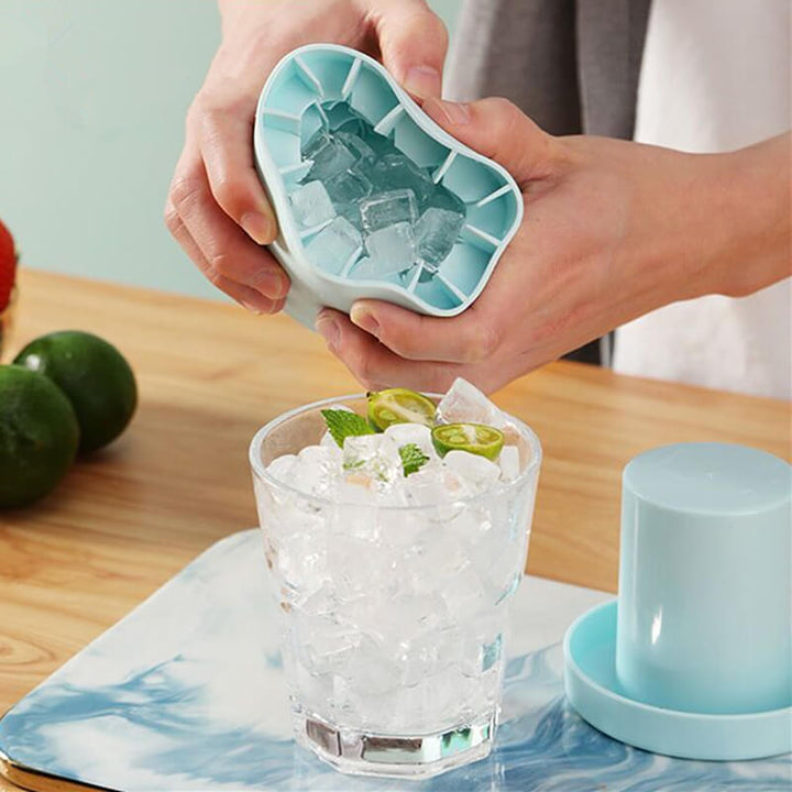 Eleganter Silikon Eiswürfelbereiter in Blau, leere Form bereit zum Befüllen mit Wasser.