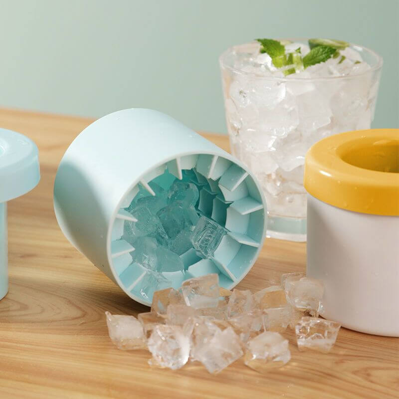 Silikon Eiswürfelbereiter mit passendem Deckel, hält Eiswürfel frisch und hygienisch.