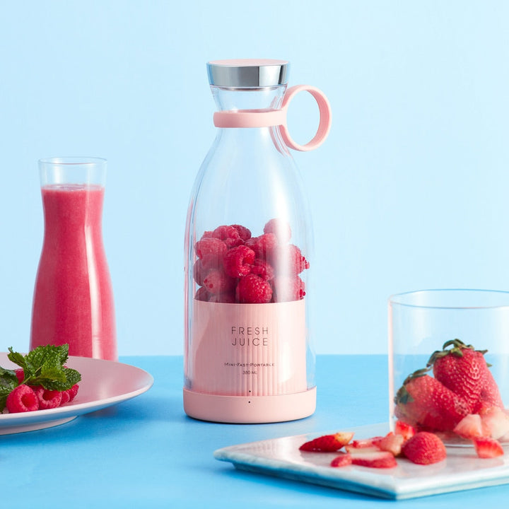 Eleganter Tragbarer Mixer für frische Smoothies unterwegs. Kompakter USB Smoothie Maker, perfekt für Reisen & Sport.