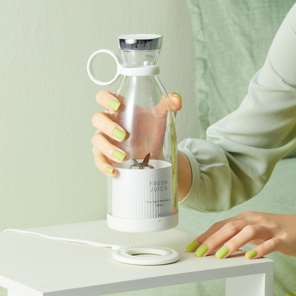 Tragbarer Smoothie Maker mit USB für Fitnessstudio & Büro. Frische Säfte & Shakes jederzeit mit dem Mini Mixer.