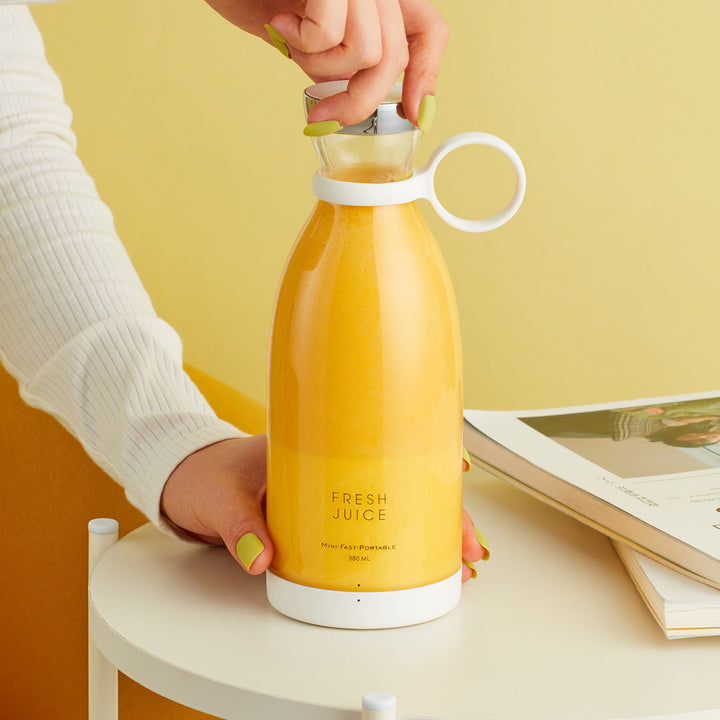 Kompakter rosa Smoothie Maker & Entsafter mit USB-Ladefunktion für gesunde Drinks zu Hause und auf Reisen.