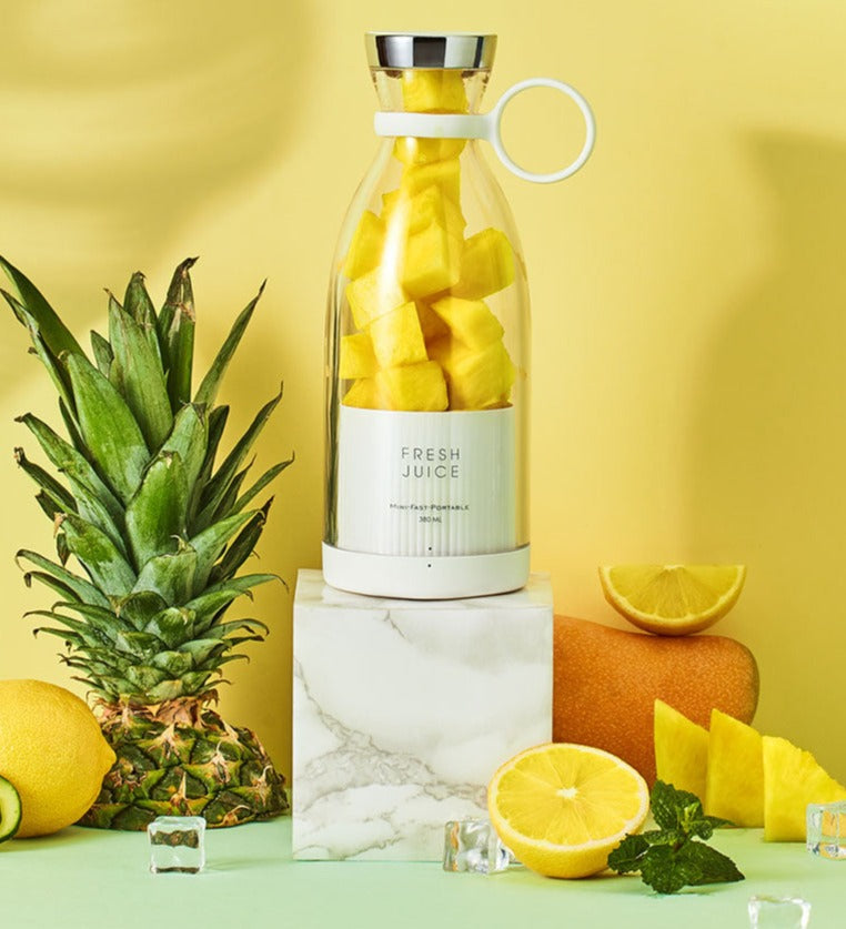 Elektrischer Mini-Mixer mit 350ml Saftflasche in Weiß. Perfekt für schnelle, gesunde Smoothies im Alltag.