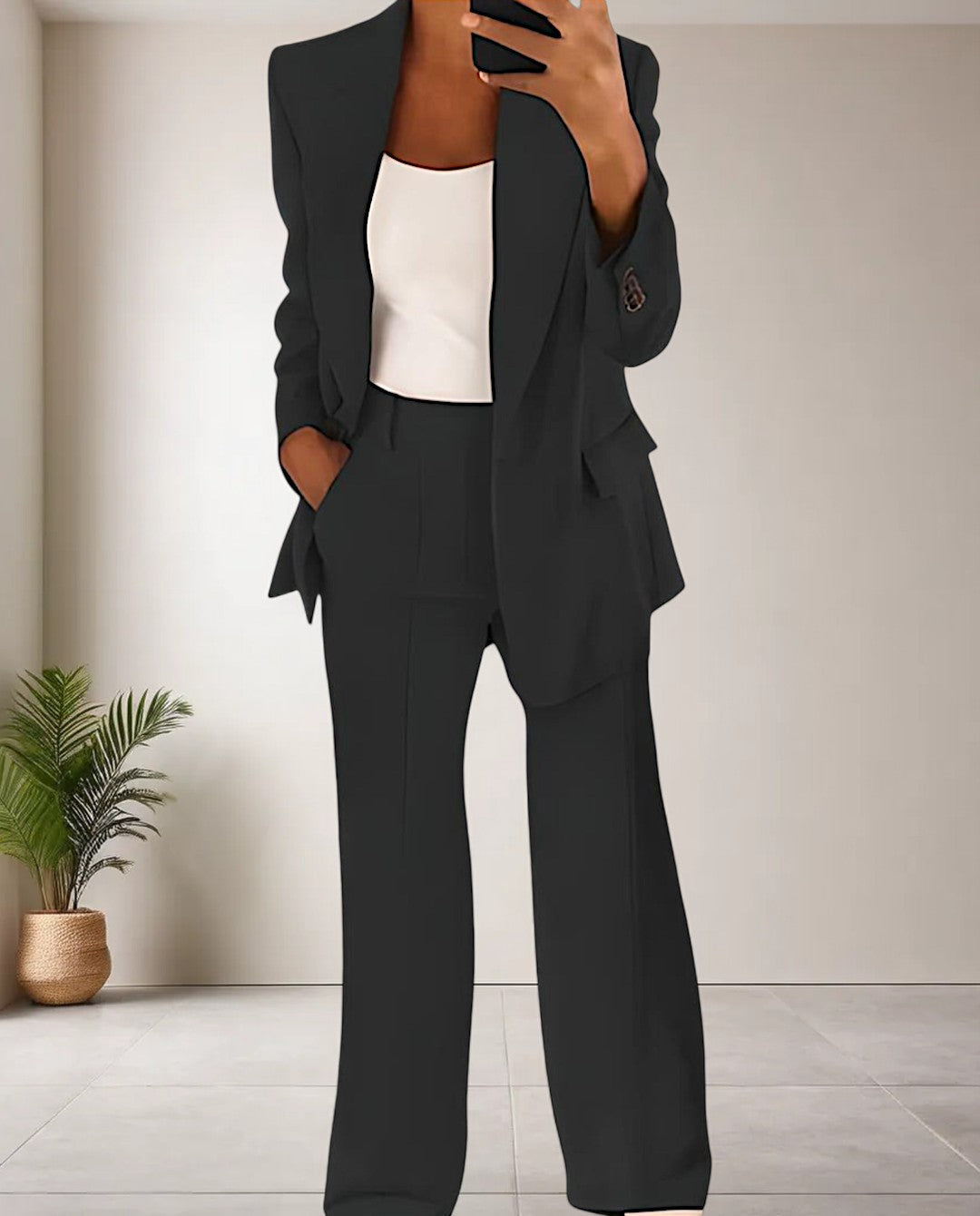 Eleganter Damen Zweiteiler Hosenanzug für Business & Büro. Modernes Set für professionellen Stil.