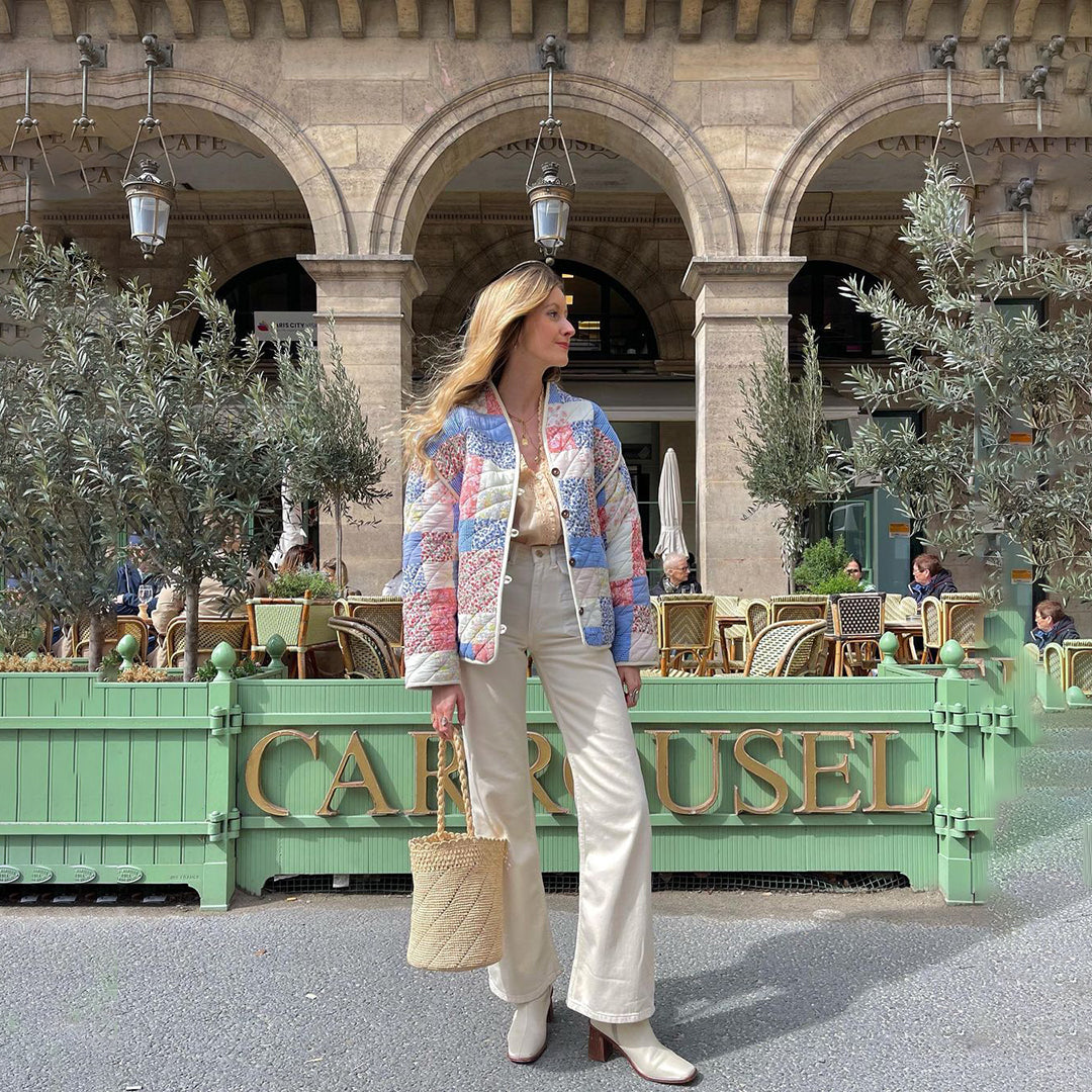 Eleganter Damenblazer mit auffälligem, gemustertem Print, ideal für Sommer-Mode und Büro-Outfits.