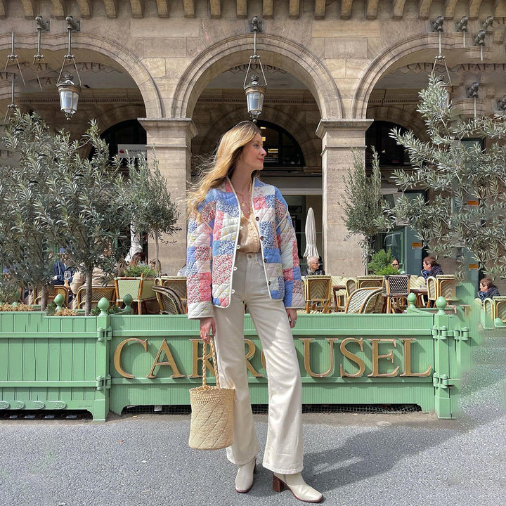 Eleganter Damenblazer mit auffälligem, gemustertem Print, ideal für Sommer-Mode und Büro-Outfits.