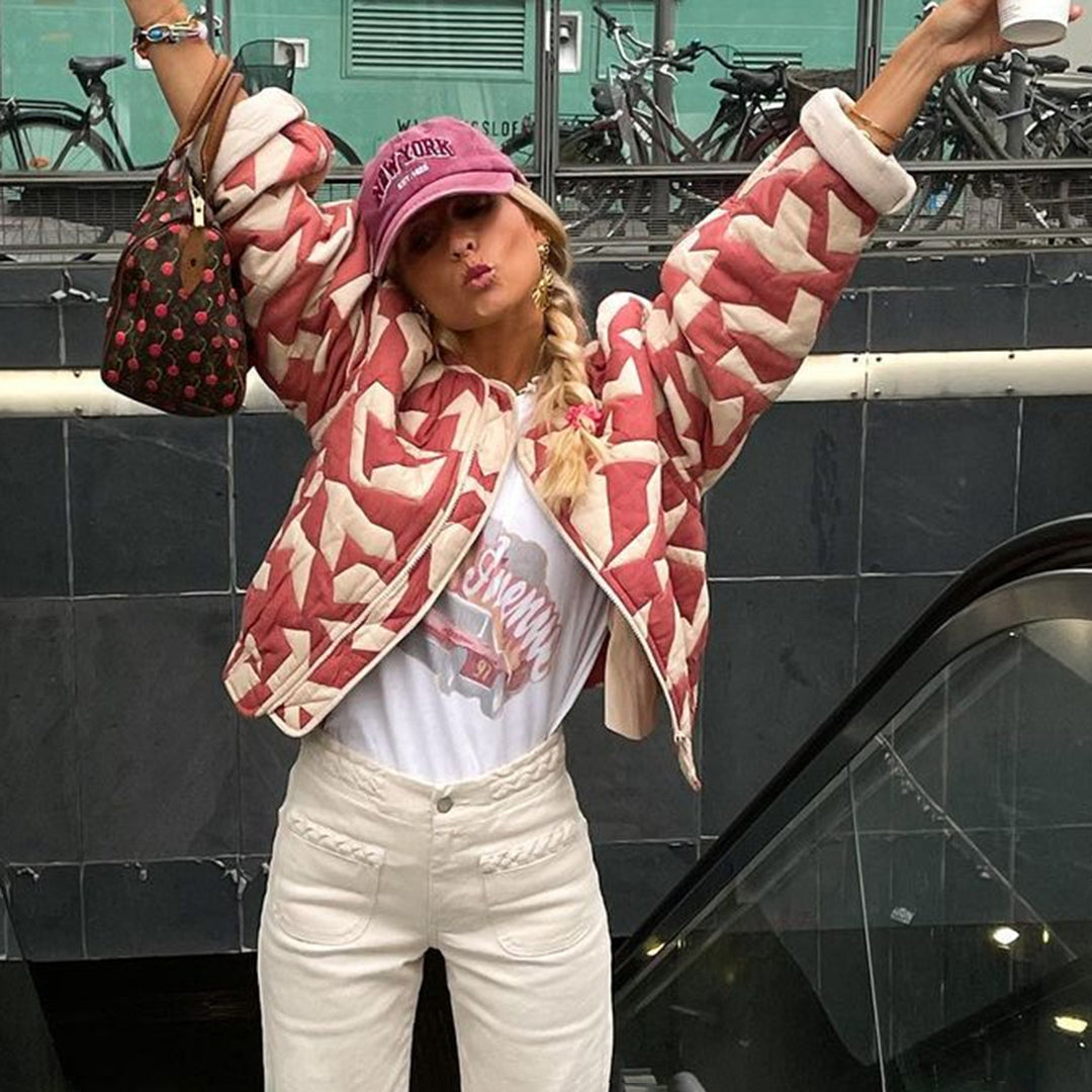 Stylischer Damenblazer mit modernem Print-Design, komfortabel und elegant für jede Gelegenheit.