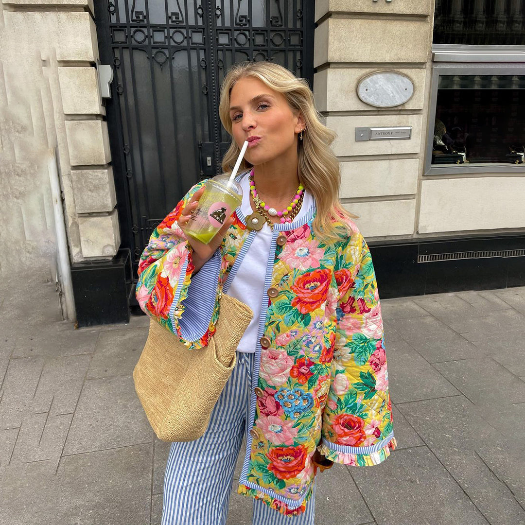 Moderner Damenblazer Eva mit figurbetontem Schnitt und trendigem Print, ideal für Business-Casual.
