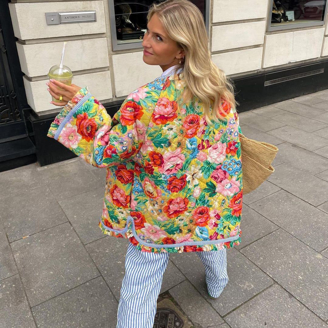 Gemusterter Damenblazer für einen schicken Sommer-Look, kombiniert mit Casual- oder Business-Kleidung.