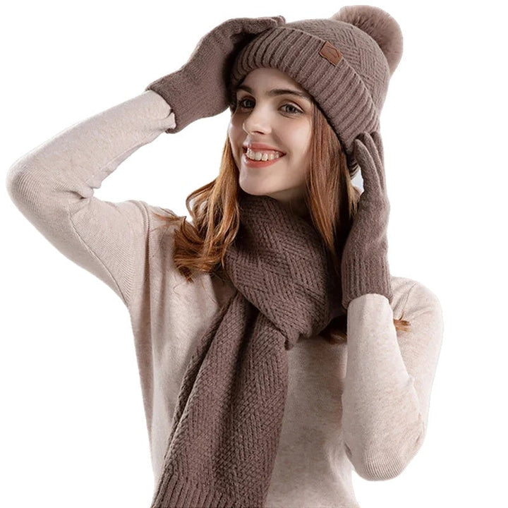 Trendy Damen Winter Beanie Set Lara: warme Strickmütze, Schal & Handschuhe für modische Frauen.
