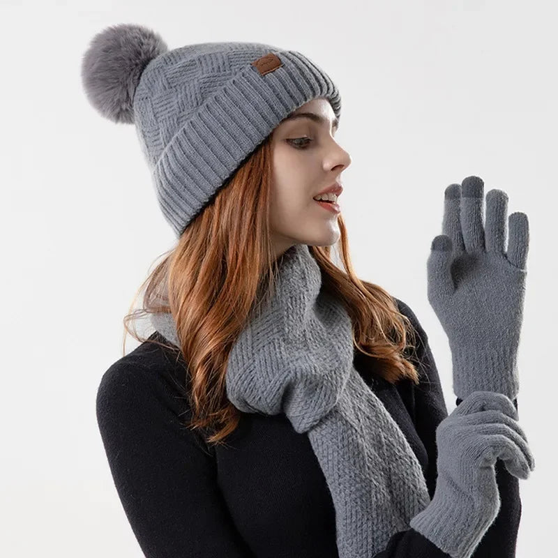 Weiches Strick-Damen Winter Beanie Set Lara: Detailaufnahme von Mütze, Schal & Handschuhen. Komfortabel & warm.