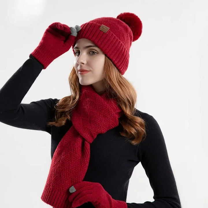 Modisches Damen Winter Beanie Set Lara, getragen. Die perfekte Kombination aus Mütze, Schal & Handschuhen.