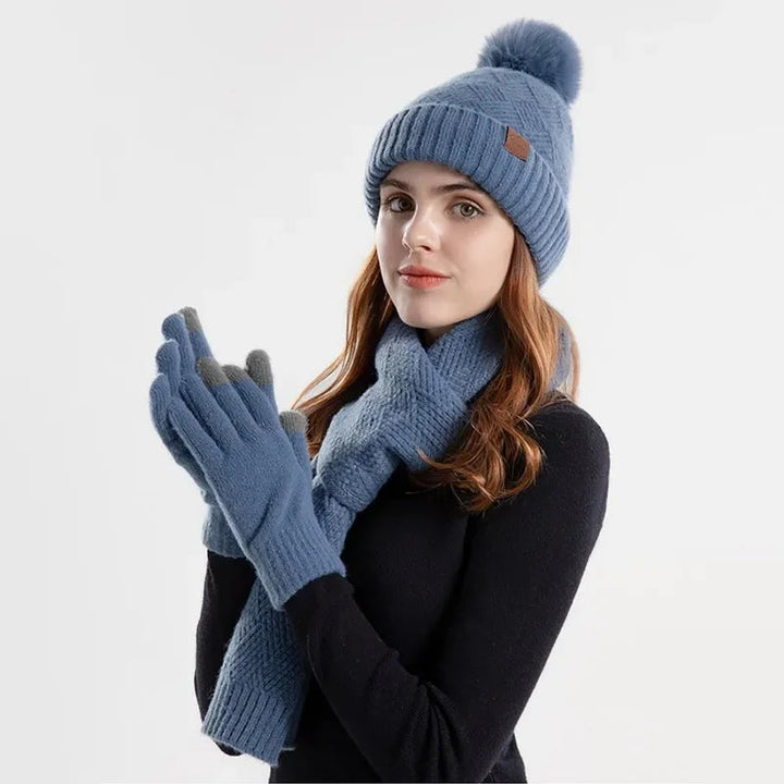 Komplettes Lara Damen Winter-Accessoires-Set: kuschelige Mütze, warmer Strickschal & praktische Handschuhe.