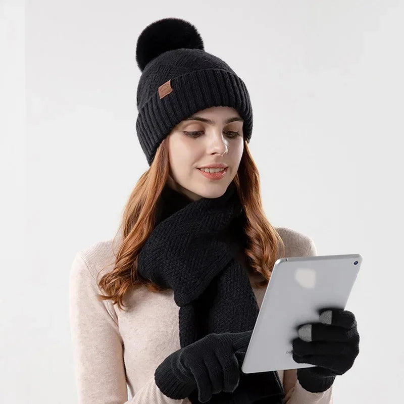 Die trendige Lara Damen Winter Beanie aus Strick, kombiniert mit passendem Schal und wärmenden Handschuhen.