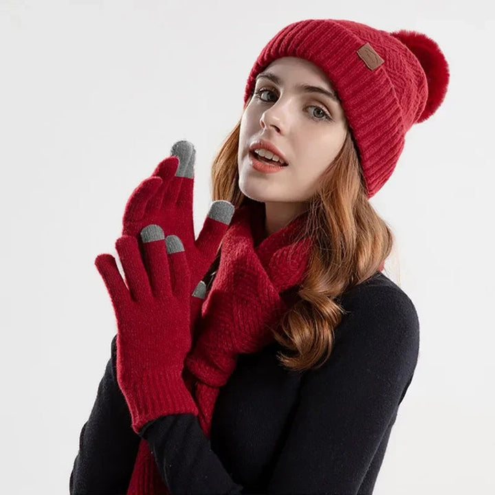 Lara Damen Winter Beanie Set: Mütze, Schal & Handschuhe dekorativ arrangiert. Ideale, warme Mode-Accessoires.