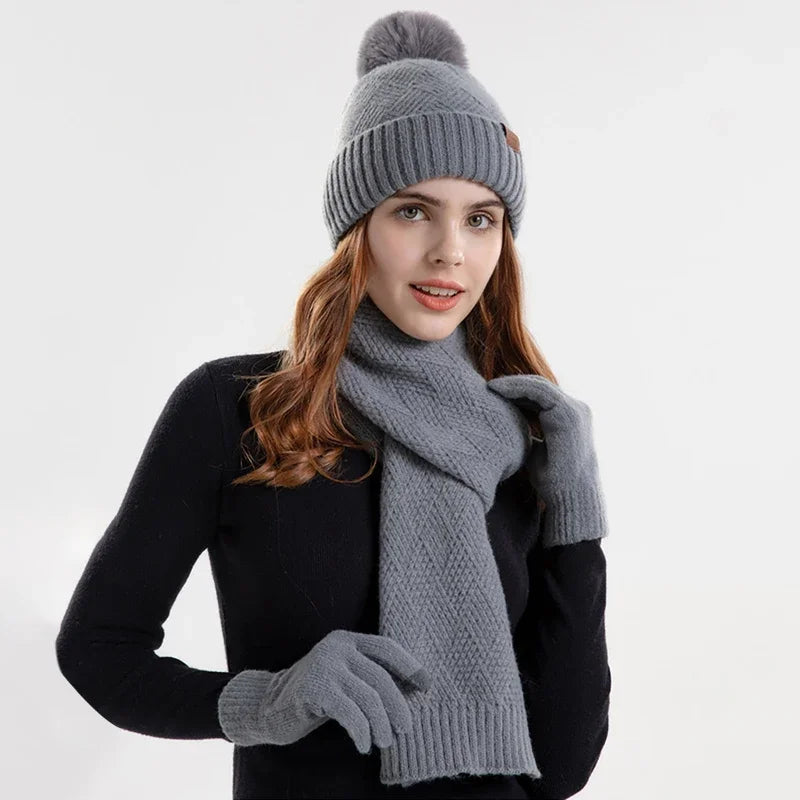 Warmes & modisches Lara Damen Winter Beanie Set. Strickmütze, Schal & Handschuhe halten stilvoll warm.