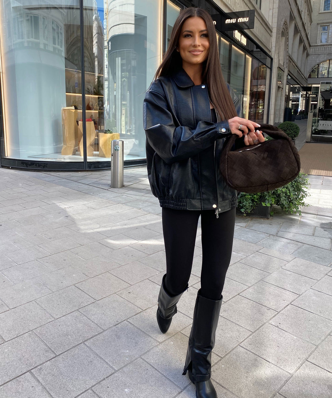 Trendige Damen Oversize Jacke in Schwarz, beim Gehen getragen. Flexibel, bequem & stilvoll für unterwegs.