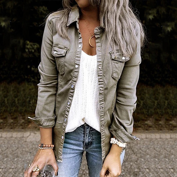 Damen Jeansjacke tailliert in Blau, perfekt für Frühling & Sommer, bequem & modisch.