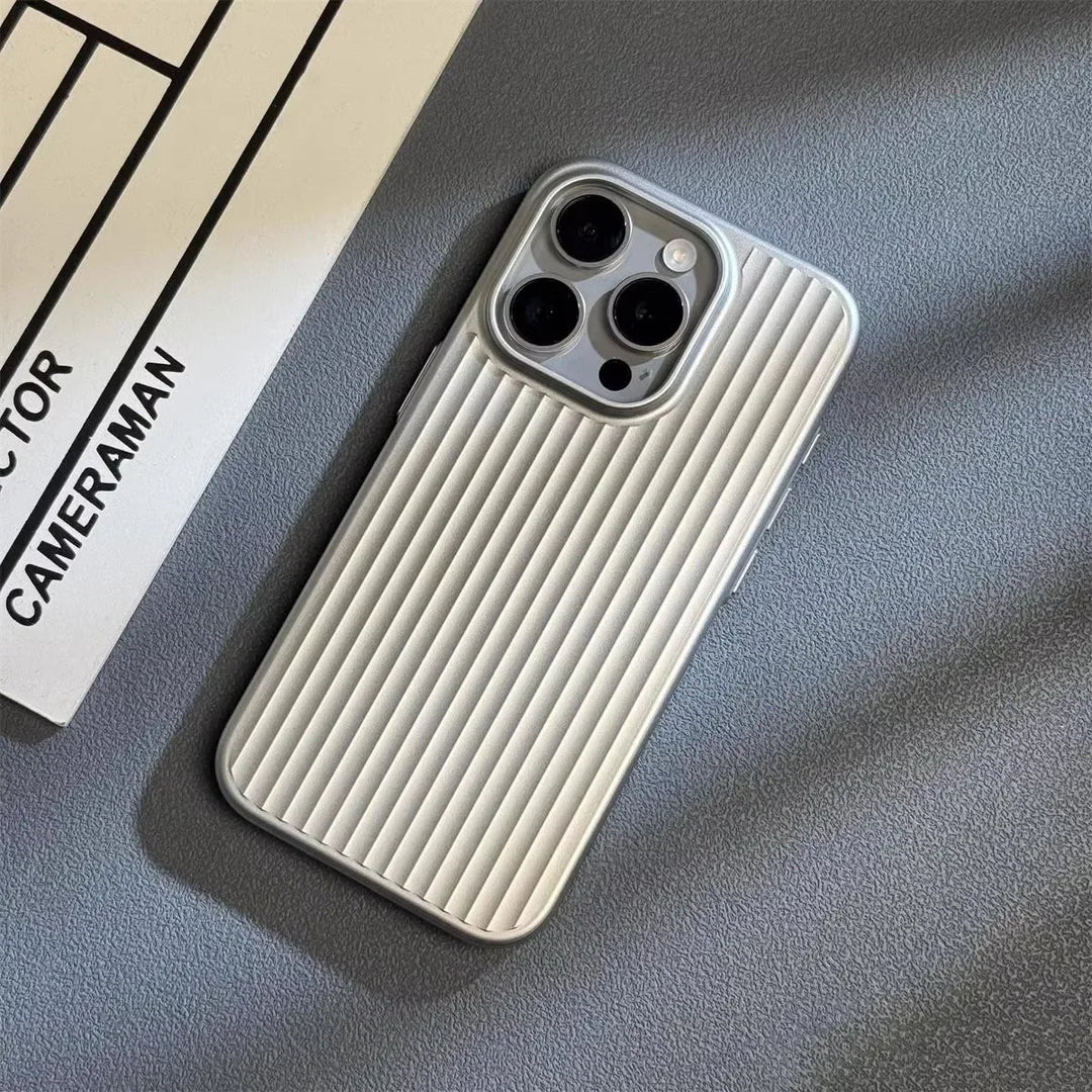 Smarte iPhone Schutzhülle für 13, 14, 15, 16. Stoßfest, kratzresistent und kabelloses Laden möglich.