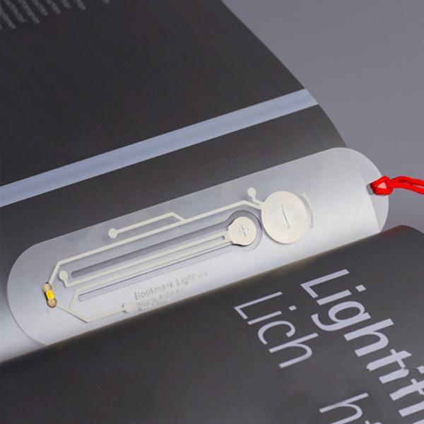 Kompaktes LED-Leselicht als Lesezeichen, perfekt für abendliches Lesen und als augenschonende Lesehilfe.