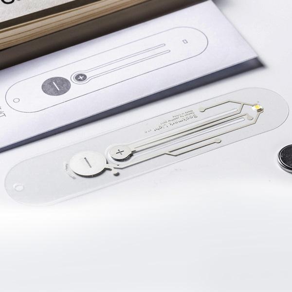 Tragbares, ultraflaches LED-Lesezeichen Licht mit warmweißem LED, ideal für unterwegs und als Buchzubehör.