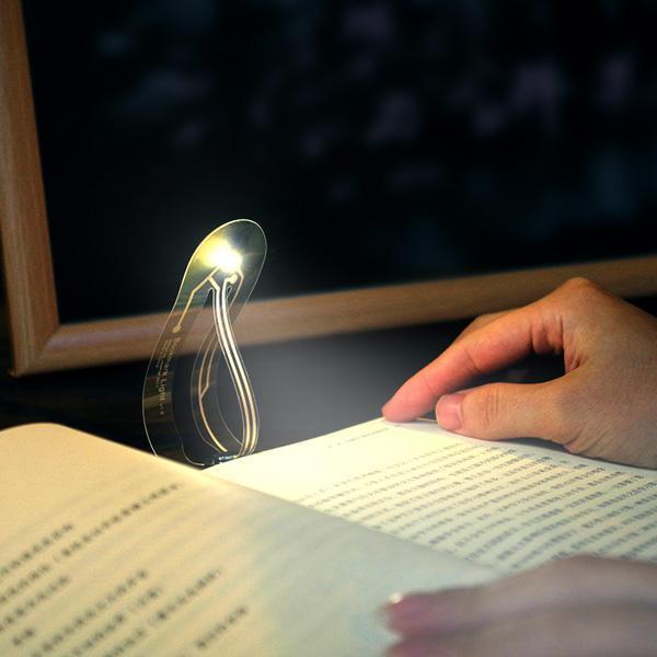 Akkubetriebenes, ultraflaches LED-Lesezeichen Licht; warmweiß, tragbar und eine ideale Lesehilfe für Bücher.