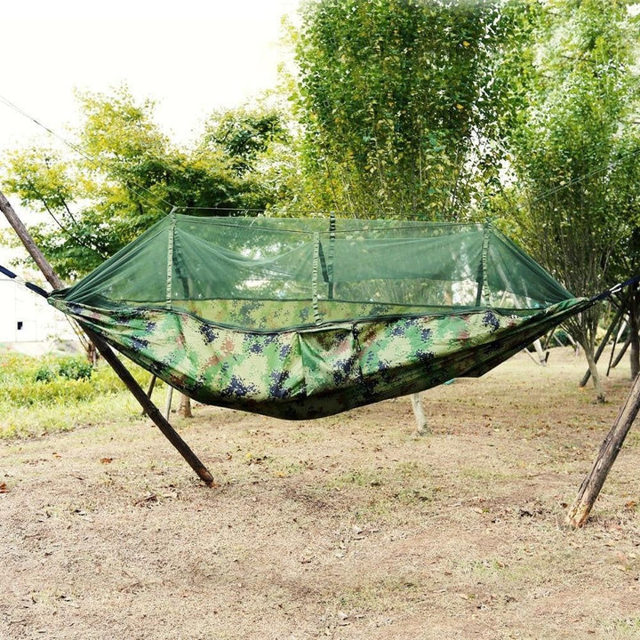 Reisehängematte mit integriertem Mückennetz schützt vor Insekten beim Camping im Freien.
