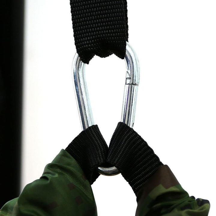 Portable Hängematte aus robustem Nylon, ultraleicht und kompakt für Rucksackreisen und Outdoor-Schlafplatz.