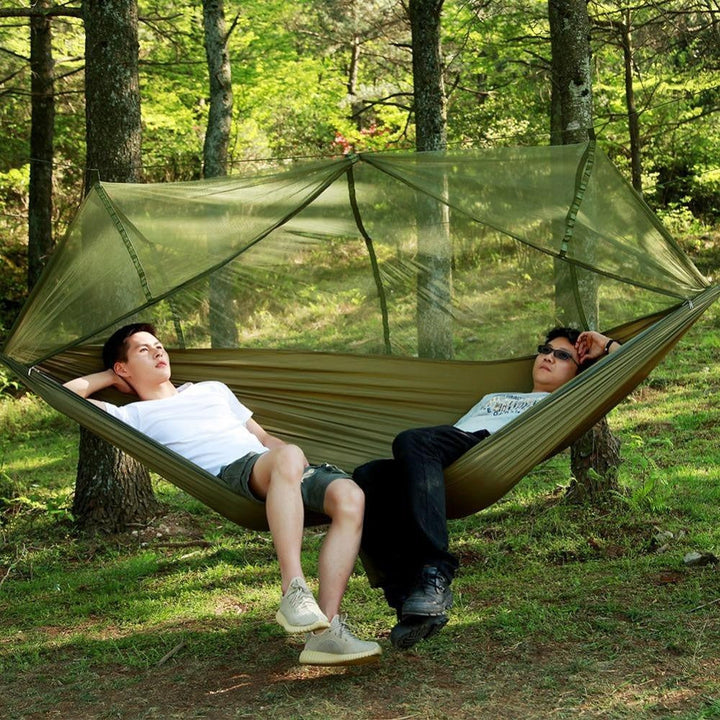 Sichere und komfortable Camping-Hängematte mit Mückennetz, perfekt für erholsamen Schlaf im Abenteuer.