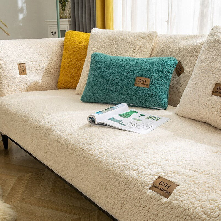 Rutschfester Couchbezug, schützt das Sofa zuverlässig. Perfekt für Familien und Haustiere im Wohnzimmer.