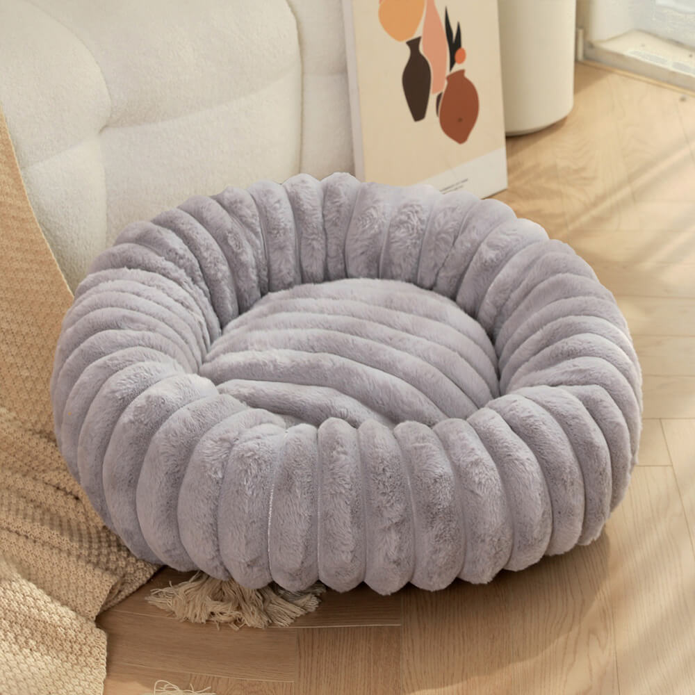 Weiches Plüsch Donut Katzenbett, kuschelig und gemütlich, bietet optimalen Schlafkomfort für Haustiere.