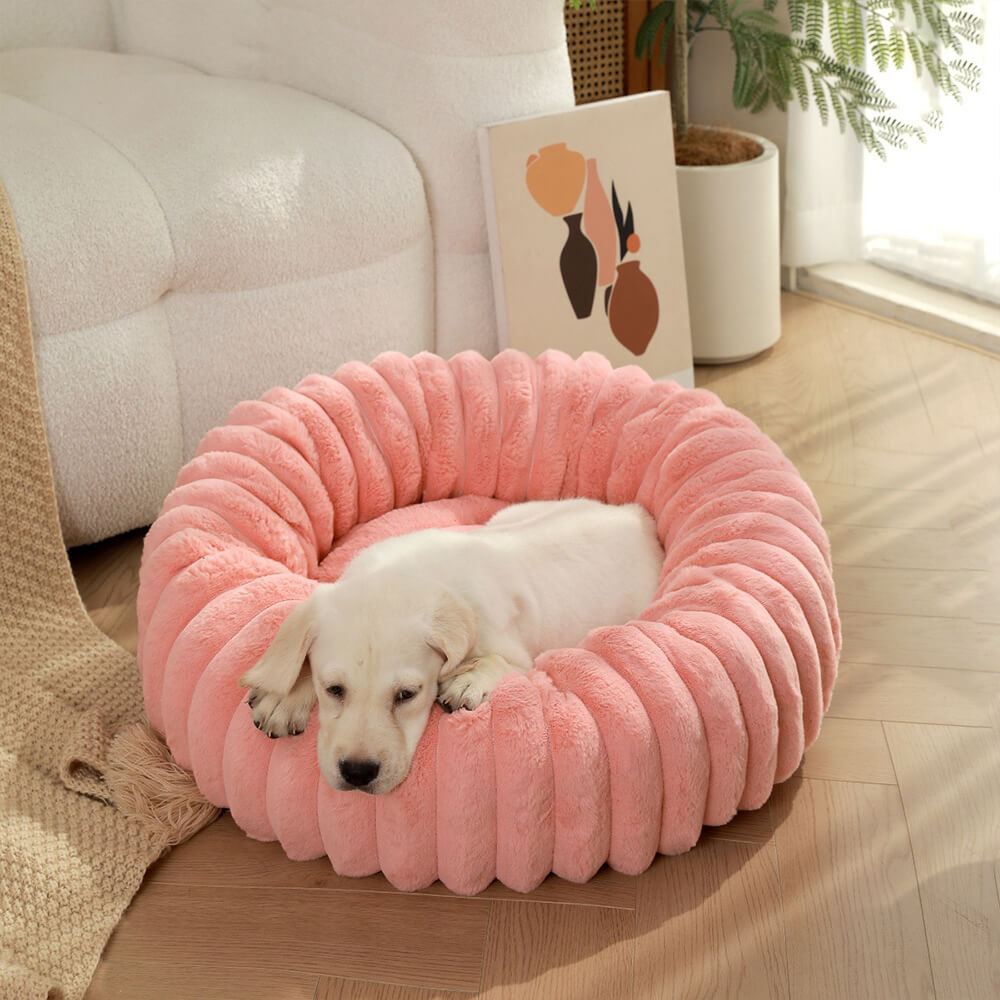 Ultraweiches Plüsch Kuschelbett als Donut für Hunde & Katzen, bietet Geborgenheit & Schlafkomfort.