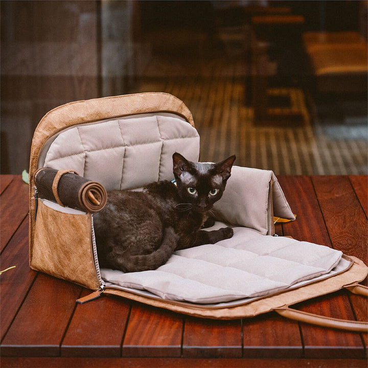 Komfortable Tiertransportbox für Katzen, braun, mit guter Belüftung, stilvoll.