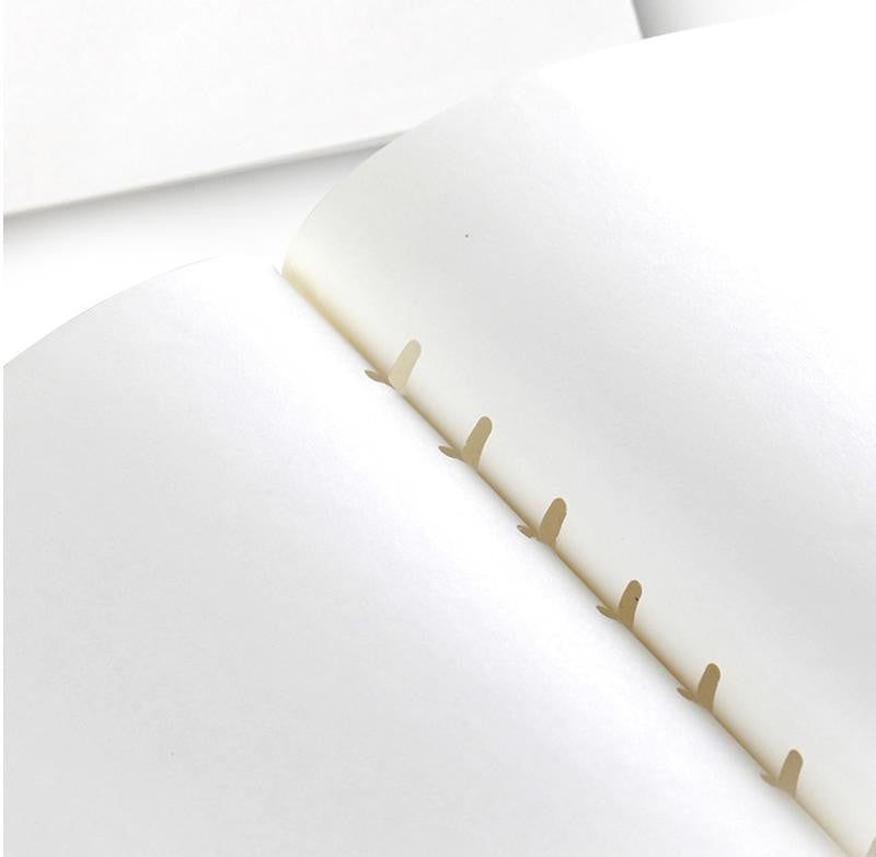 Detailansicht des Mechanismus eines heftklammerfreien Hefters beim präzisen Papier heften.