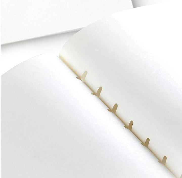 Detailansicht des Mechanismus eines heftklammerfreien Hefters beim präzisen Papier heften.