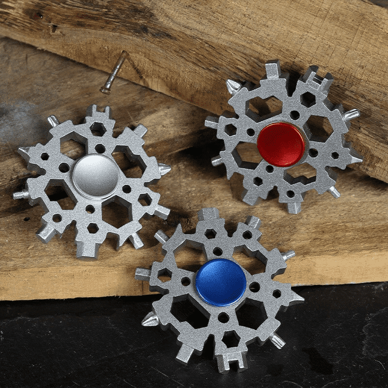 Detailansicht des robusten 22-in-1 Edelstahl Schneeflocken Multitools mit integriertem Fidget Spinner.