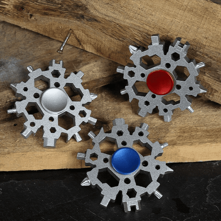 Detailansicht des robusten 22-in-1 Edelstahl Schneeflocken Multitools mit integriertem Fidget Spinner.