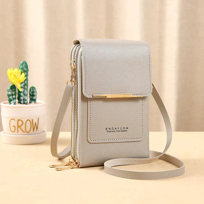 Reisender nutzt die Crossbody-Tasche mit RFID-Schutz als sicheres Reise-Accessoire.